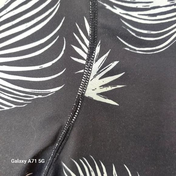 Hurley Womens Full Zip Long Sleeve Hooded Black White Floral Rashguard Sz S - Picture 11 of 16